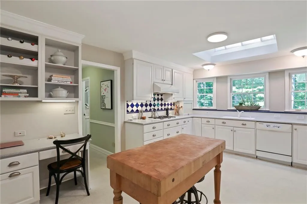 5815 Riverwood Drive, Atlanta, Georgia 30328, 5 Bedrooms Bedrooms, ,4 BathroomsBathrooms,Residential,Sold,5815 Riverwood Drive,6883233