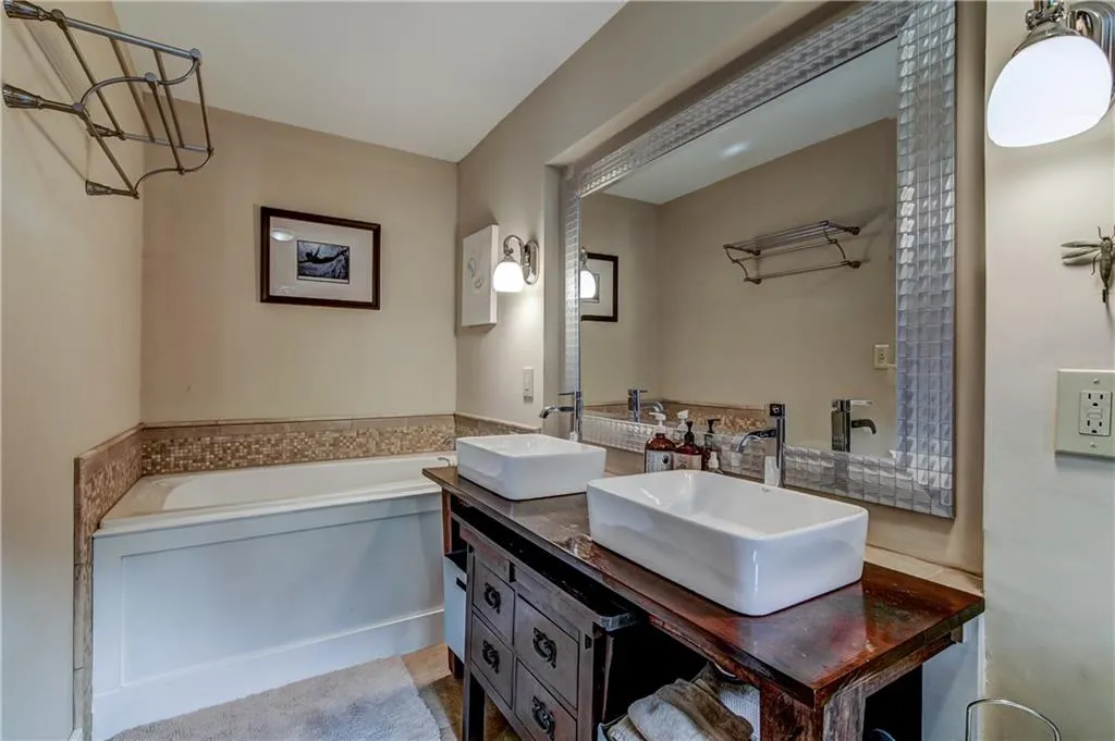 7015 Hunters Branch Drive, Sandy Springs, Georgia 30328, 5 Bedrooms Bedrooms, ,3 BathroomsBathrooms,Residential,Sold,7015 Hunters Branch Drive,5858020
