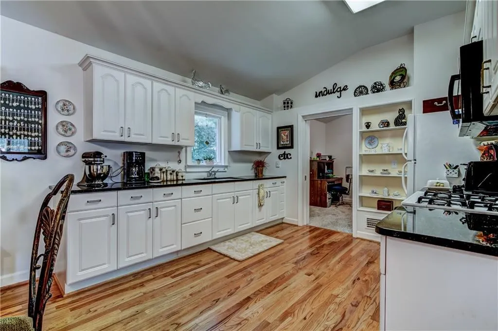 7015 Hunters Branch Drive, Sandy Springs, Georgia 30328, 5 Bedrooms Bedrooms, ,3 BathroomsBathrooms,Residential,Sold,7015 Hunters Branch Drive,5858020