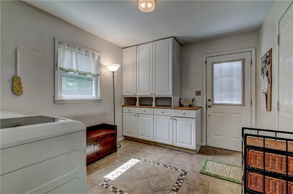 7015 Hunters Branch Drive, Sandy Springs, Georgia 30328, 5 Bedrooms Bedrooms, ,3 BathroomsBathrooms,Residential,Sold,7015 Hunters Branch Drive,5858020