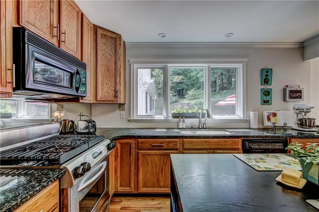 7015 Hunters Branch Drive, Sandy Springs, Georgia 30328, 5 Bedrooms Bedrooms, ,3 BathroomsBathrooms,Residential,Sold,7015 Hunters Branch Drive,5858020