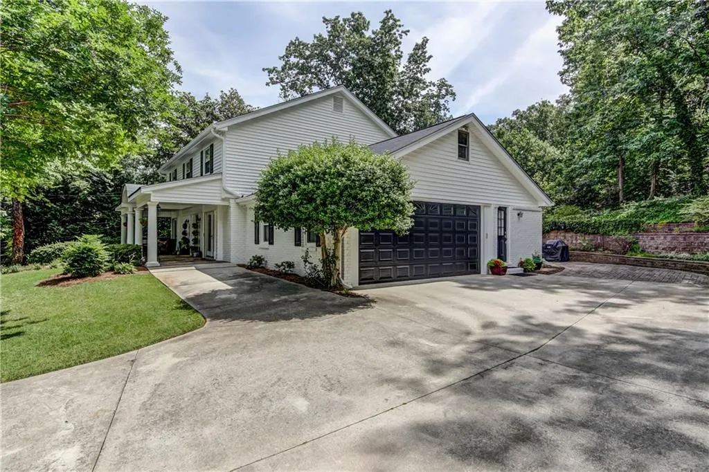 7015 Hunters Branch Drive, Sandy Springs, Georgia 30328, 5 Bedrooms Bedrooms, ,3 BathroomsBathrooms,Residential,Sold,7015 Hunters Branch Drive,5858020