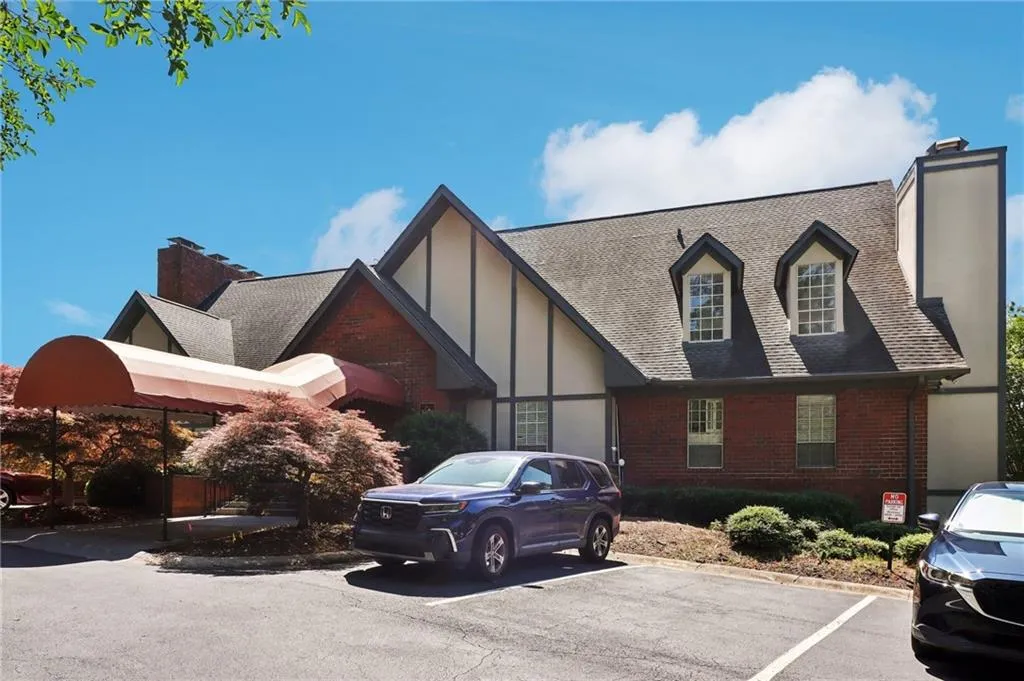 6851 Roswell Road Unit A18, Atlanta, Georgia 30328, 2 Bedrooms Bedrooms, ,2 BathroomsBathrooms,Residential,For Sale,6851 Roswell Road Unit A18,7394362