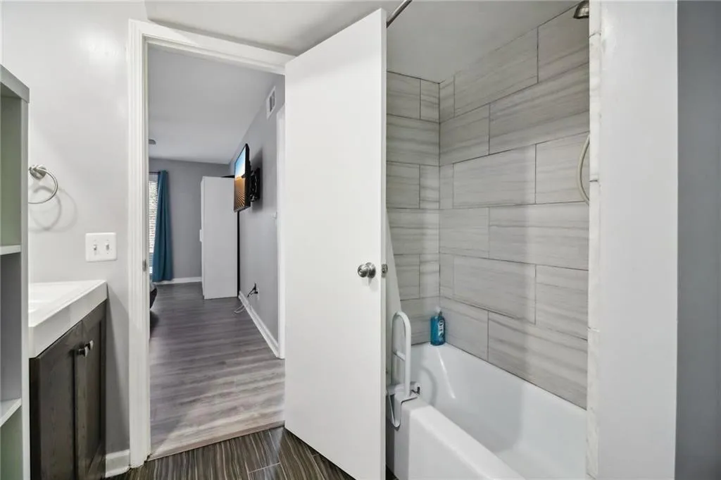 6851 Roswell Road Unit A18, Atlanta, Georgia 30328, 2 Bedrooms Bedrooms, ,2 BathroomsBathrooms,Residential,For Sale,6851 Roswell Road Unit A18,7394362