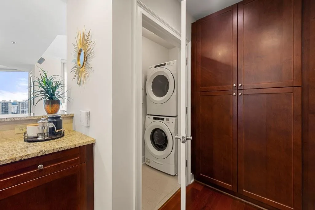 2795 Peachtree Road Ne Unit 1602, Atlanta, Georgia 30305, 2 Bedrooms Bedrooms, ,2 BathroomsBathrooms,Residential,For Sale,2795 Peachtree Road Ne Unit 1602,7613813