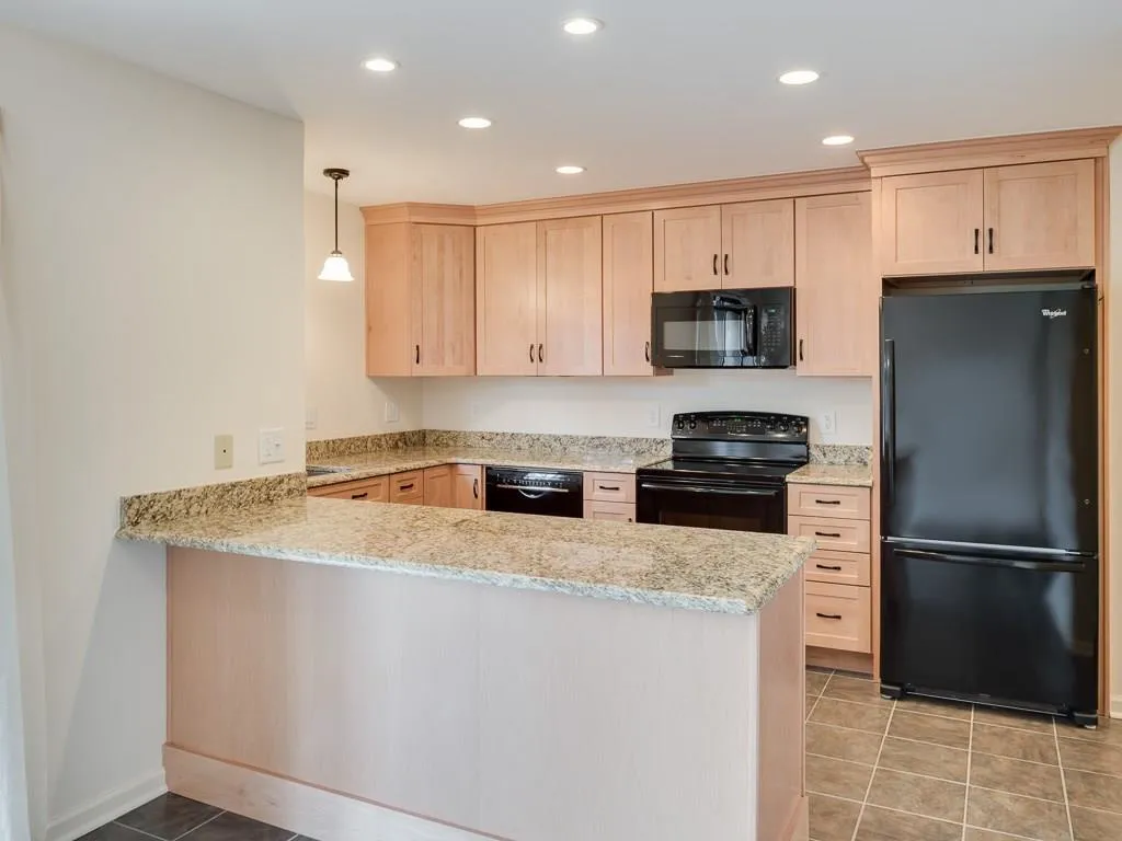 305 Francyne Court Unit 305, Sandy Springs, Georgia 30328, 2 Bedrooms Bedrooms, ,2 BathroomsBathrooms,Residential,Sold,305 Francyne Court Unit 305,5798890