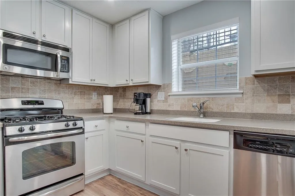 6806 Glenridge Drive Unit A, Sandy Springs, Georgia 30328, 2 Bedrooms Bedrooms, ,2 BathroomsBathrooms,Residential,Sold,6806 Glenridge Drive Unit A,6683433