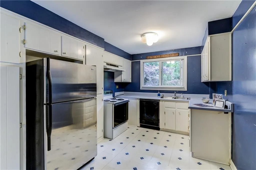 285 Green Hill Road, Sandy Springs, Georgia 30342, 3 Bedrooms Bedrooms, ,2 BathroomsBathrooms,Residential,Sold,285 Green Hill Road,5825630