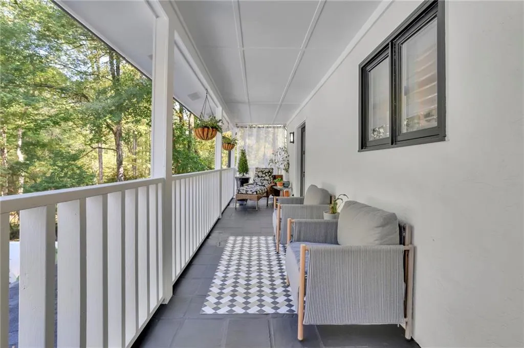 Balcony featuring an outdoor hangout area
