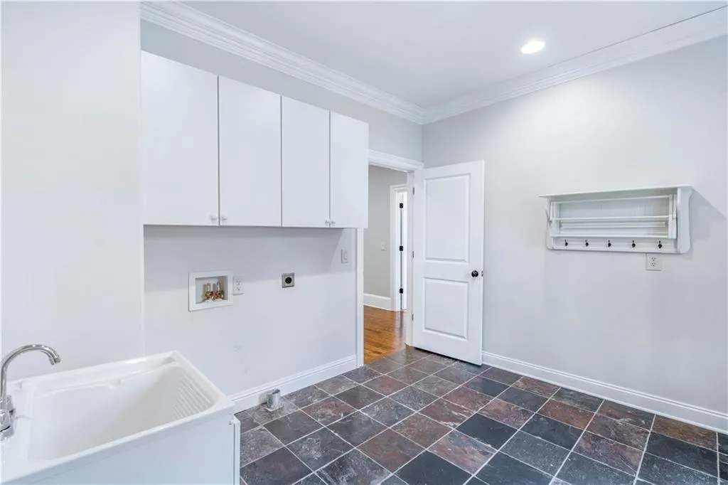 75 Spruell Springs Road, Atlanta, Georgia 30342, 5 Bedrooms Bedrooms, ,4 BathroomsBathrooms,Residential,Sold,75 Spruell Springs Road,6985962