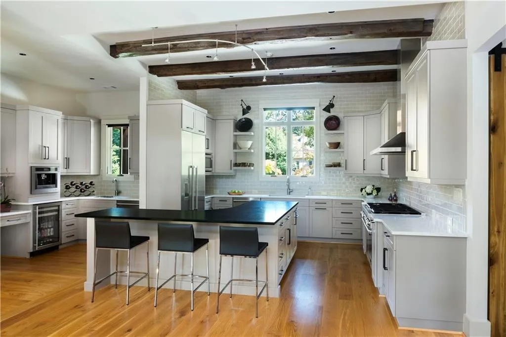 4775 Chatworth Court, Atlanta, Georgia 30342, 5 Bedrooms Bedrooms, ,4 BathroomsBathrooms,Residential,Sold,4775 Chatworth Court,5734457