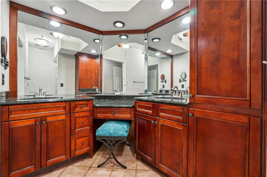 3777 Peachtree Road Ne Unit 911, Atlanta, Georgia 30319, 2 Bedrooms Bedrooms, ,1 BathroomBathrooms,Residential,For Sale,3777 Peachtree Road Ne Unit 911,7527526