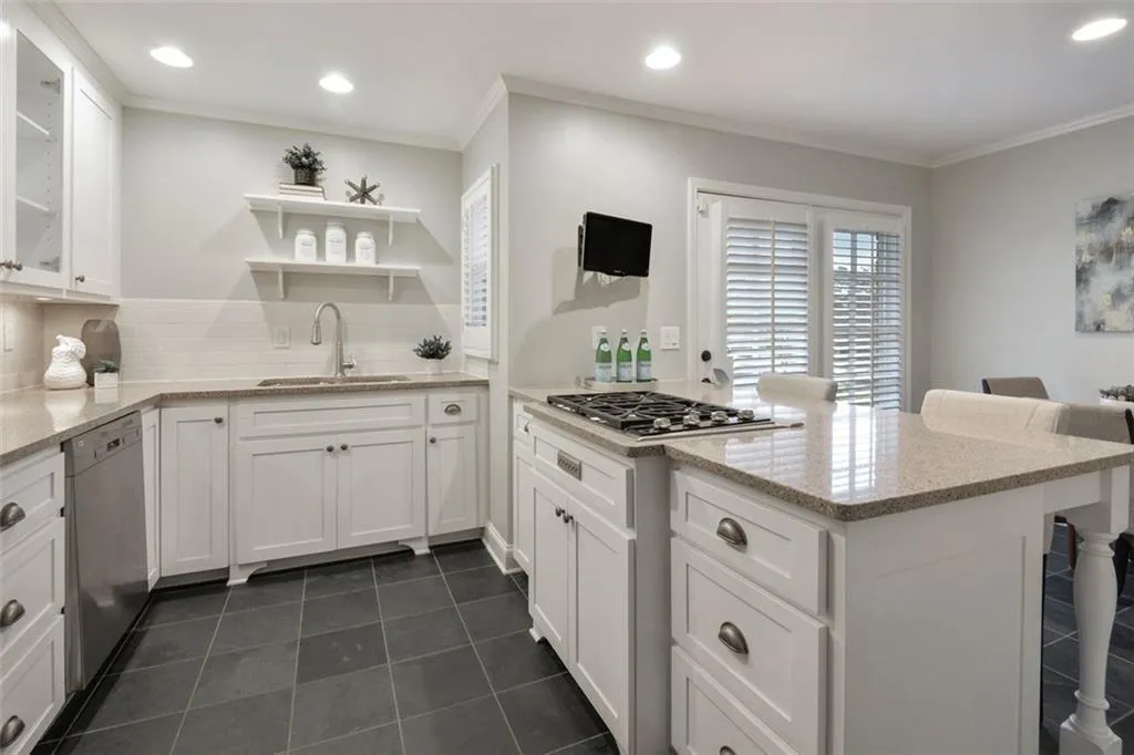 330 Francyne Court, Atlanta, Georgia 30328, 2 Bedrooms Bedrooms, ,2 BathroomsBathrooms,Residential,Sold,330 Francyne Court,6820240