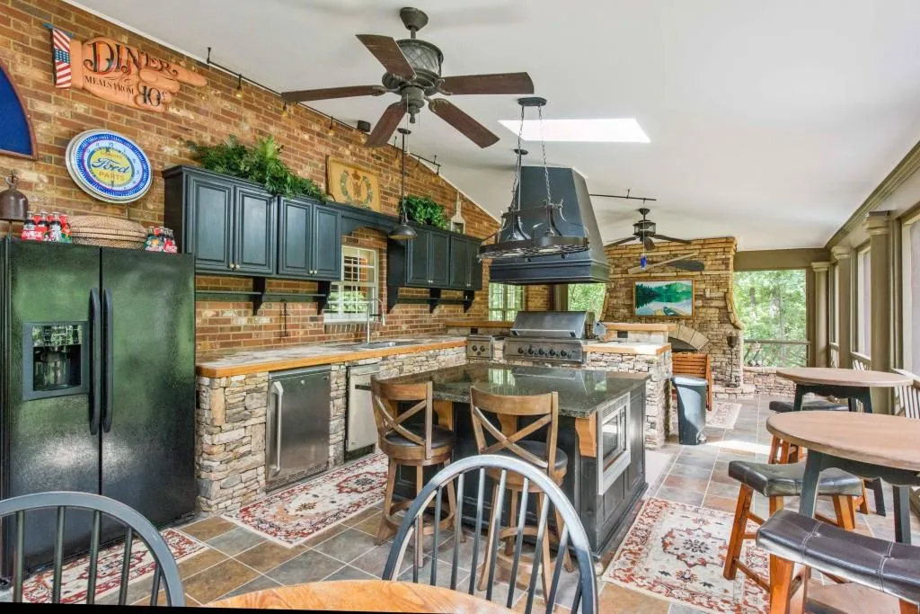 327 Mount Vernon Highway, Sandy Springs, Georgia 30328, 5 Bedrooms Bedrooms, ,4 BathroomsBathrooms,Residential,Sold,327 Mount Vernon Highway,5729388