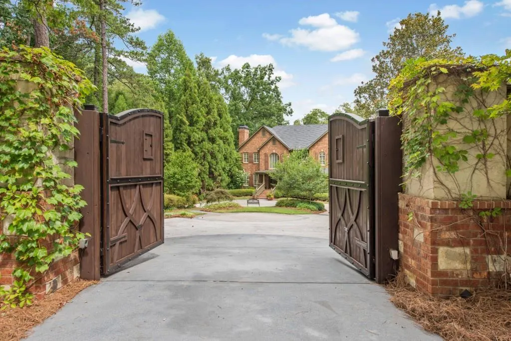 327 Mount Vernon Highway, Sandy Springs, Georgia 30328, 5 Bedrooms Bedrooms, ,4 BathroomsBathrooms,Residential,Sold,327 Mount Vernon Highway,5729388