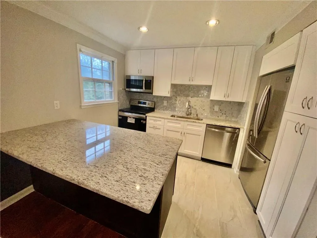 6700 Roswell Road Unit 15d, Atlanta, Georgia 30328, 3 Bedrooms Bedrooms, ,2 BathroomsBathrooms,Residential,Sold,6700 Roswell Road Unit 15d,6834508