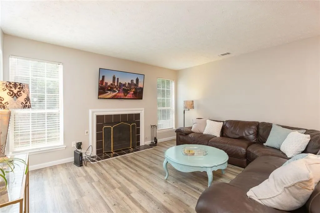 6804 Glenridge Drive Unit A, Sandy Springs, Georgia 30328, 2 Bedrooms Bedrooms, ,2 BathroomsBathrooms,Residential,Sold,6804 Glenridge Drive Unit A,6896378