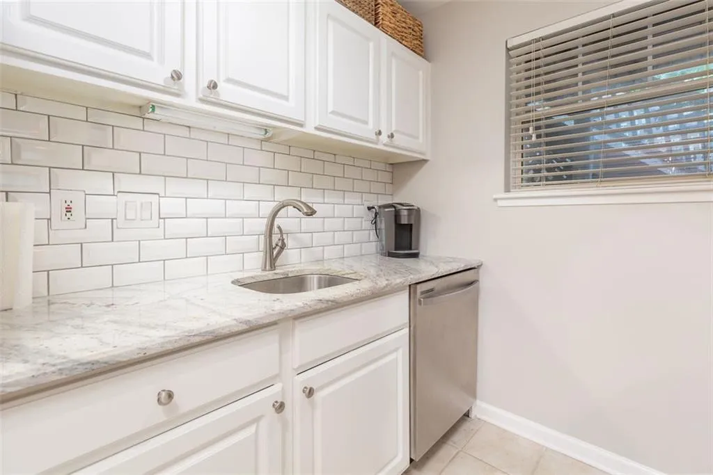 6804 Glenridge Drive Unit A, Sandy Springs, Georgia 30328, 2 Bedrooms Bedrooms, ,2 BathroomsBathrooms,Residential,Sold,6804 Glenridge Drive Unit A,6896378