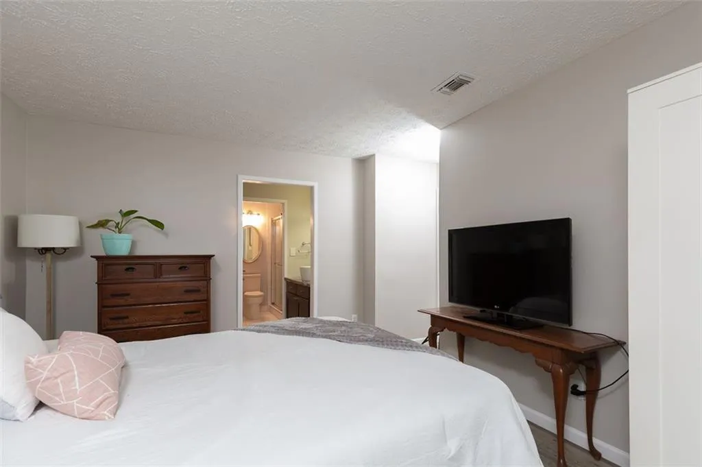 6804 Glenridge Drive Unit A, Sandy Springs, Georgia 30328, 2 Bedrooms Bedrooms, ,2 BathroomsBathrooms,Residential,Sold,6804 Glenridge Drive Unit A,6896378