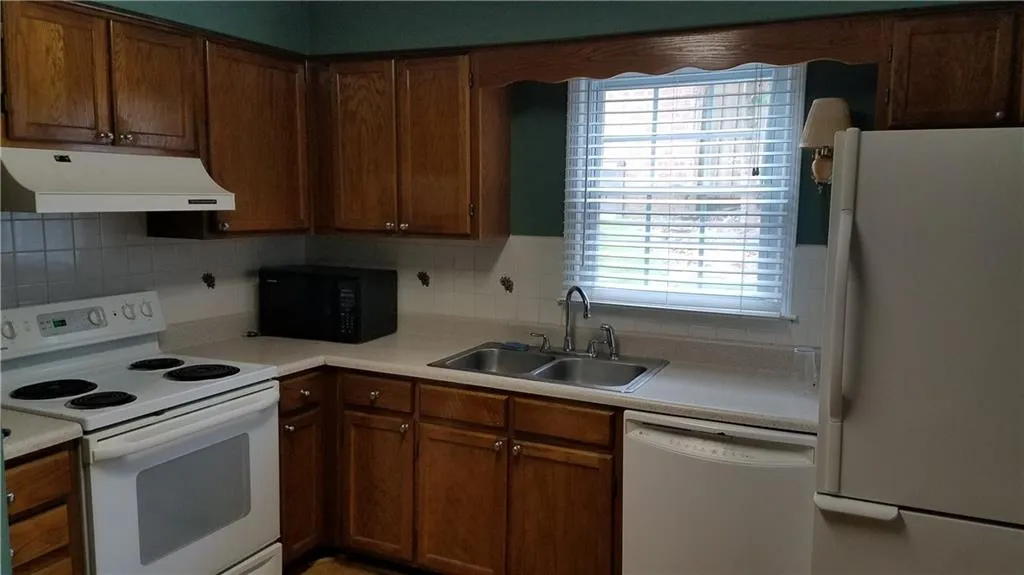 6520 Roswell Road Unit 7, Sandy Springs, Georgia 30328, 3 Bedrooms Bedrooms, ,2 BathroomsBathrooms,Residential,Sold,6520 Roswell Road Unit 7,5893964