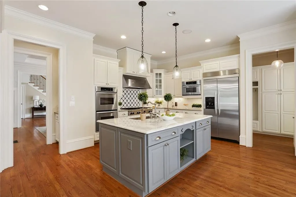 735 Glengate Place, Sandy Springs, Georgia 30328, 6 Bedrooms Bedrooms, ,6 BathroomsBathrooms,Residential,Sold,735 Glengate Place,5788177