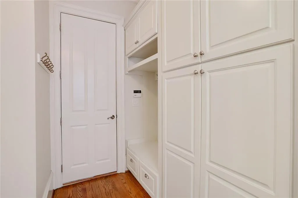 735 Glengate Place, Sandy Springs, Georgia 30328, 6 Bedrooms Bedrooms, ,6 BathroomsBathrooms,Residential,Sold,735 Glengate Place,5788177