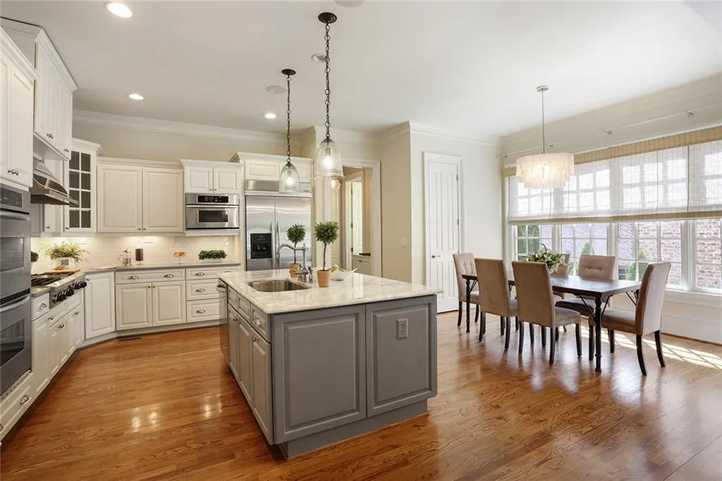 735 Glengate Place, Sandy Springs, Georgia 30328, 6 Bedrooms Bedrooms, ,6 BathroomsBathrooms,Residential,Sold,735 Glengate Place,5788177