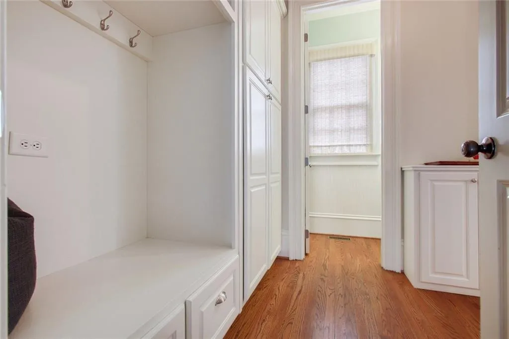 735 Glengate Place, Sandy Springs, Georgia 30328, 6 Bedrooms Bedrooms, ,6 BathroomsBathrooms,Residential,Sold,735 Glengate Place,5788177