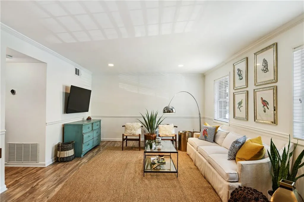 6900 Roswell Road Unit O8, Atlanta, Georgia 30328, 3 Bedrooms Bedrooms, ,2 BathroomsBathrooms,Residential,Sold,6900 Roswell Road Unit O8,7028604