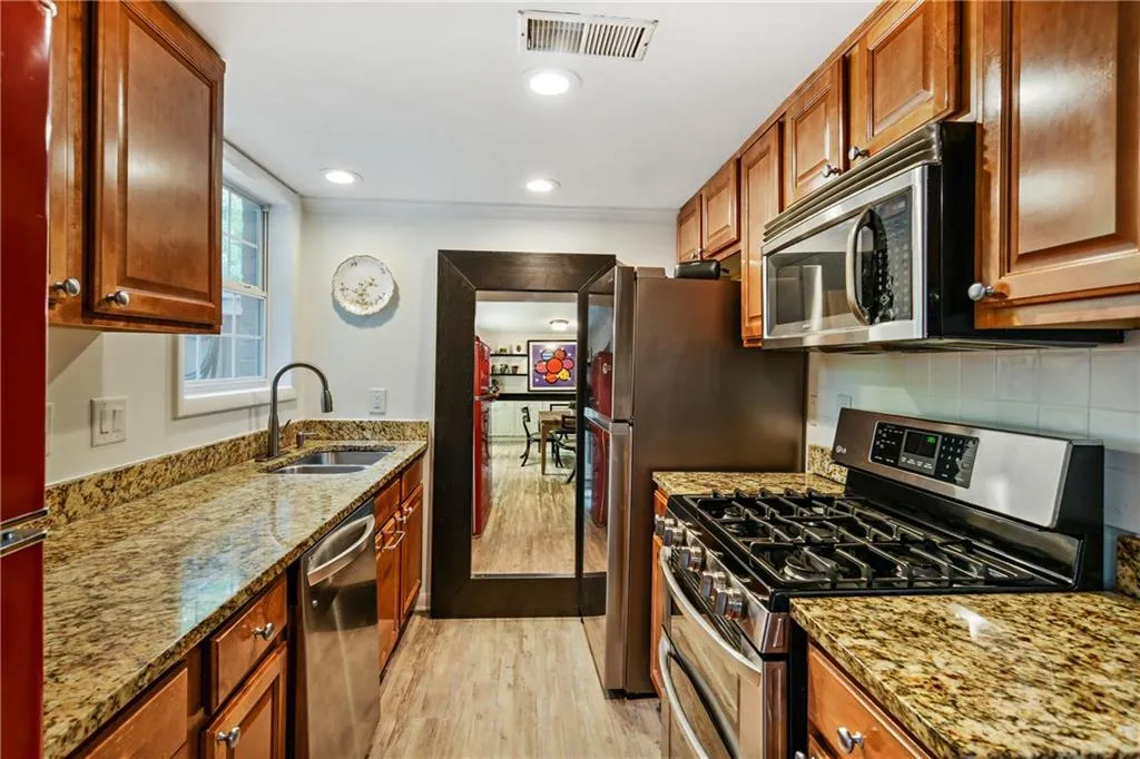 6900 Roswell Road Unit O8, Atlanta, Georgia 30328, 3 Bedrooms Bedrooms, ,2 BathroomsBathrooms,Residential,Sold,6900 Roswell Road Unit O8,7028604