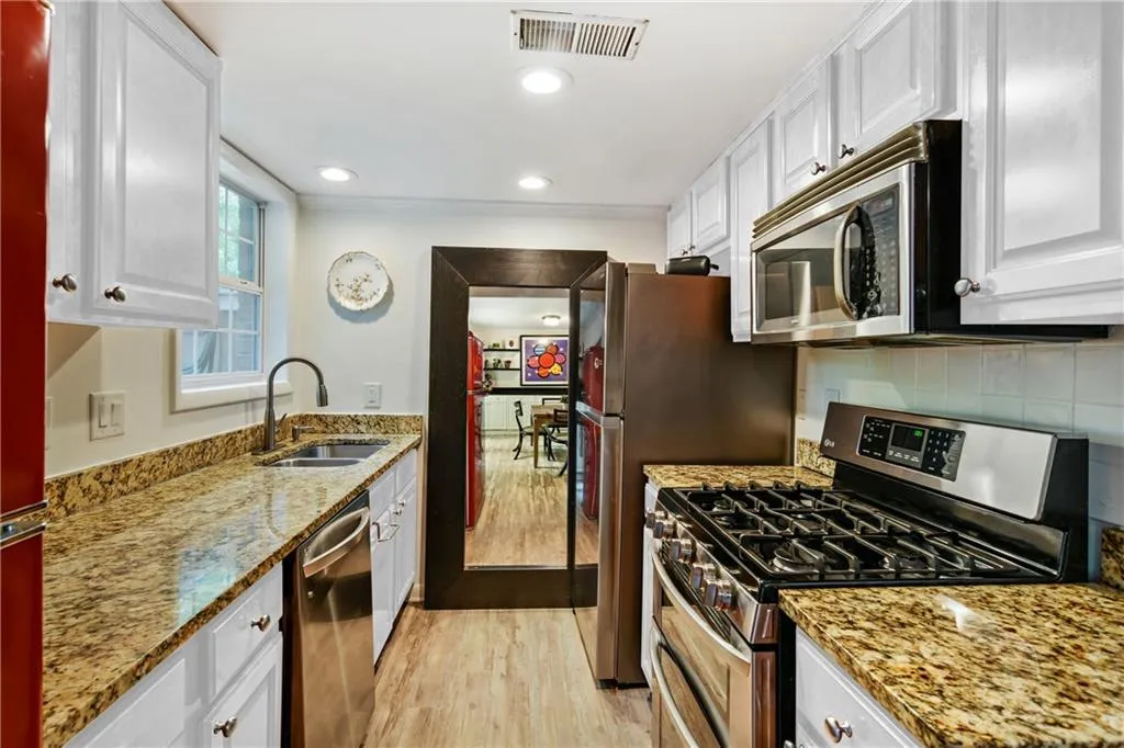 6900 Roswell Road Unit O8, Atlanta, Georgia 30328, 3 Bedrooms Bedrooms, ,2 BathroomsBathrooms,Residential,Sold,6900 Roswell Road Unit O8,7028604