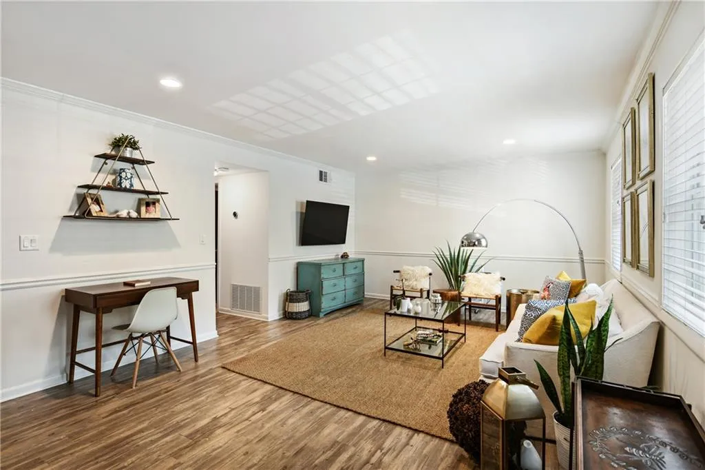 6900 Roswell Road Unit O8, Atlanta, Georgia 30328, 3 Bedrooms Bedrooms, ,2 BathroomsBathrooms,Residential,Sold,6900 Roswell Road Unit O8,7028604