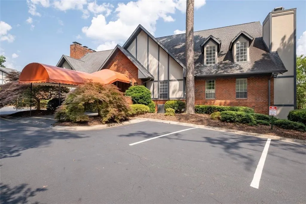 6851 Roswell Road Unit H18, Atlanta, Georgia 30328, 3 Bedrooms Bedrooms, ,2 BathroomsBathrooms,Residential,For Sale,6851 Roswell Road Unit H18,7592767