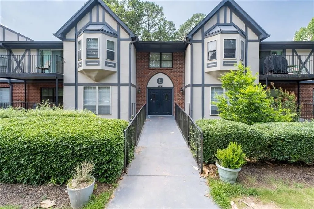 6851 Roswell Road Unit H18, Atlanta, Georgia 30328, 3 Bedrooms Bedrooms, ,2 BathroomsBathrooms,Residential,For Sale,6851 Roswell Road Unit H18,7592767