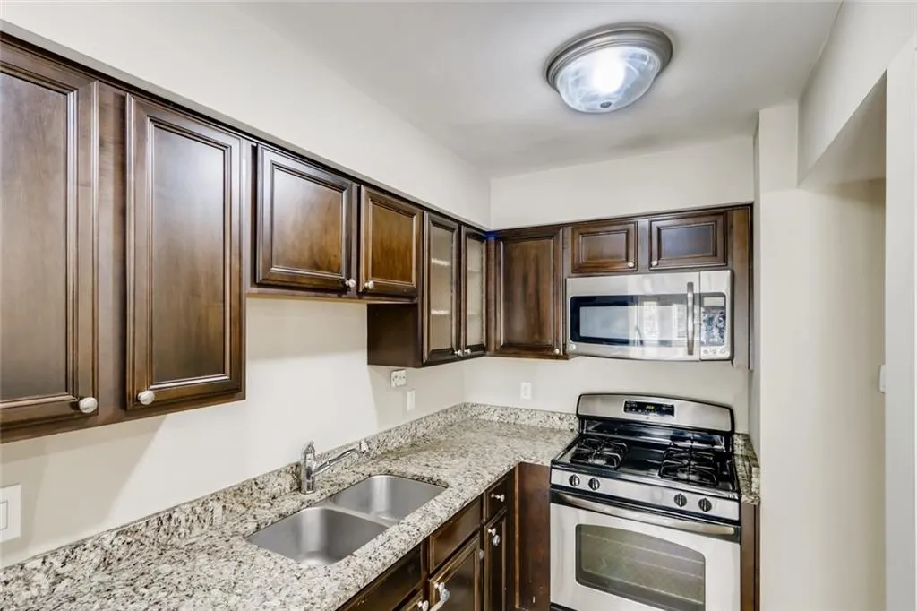 6980 Roswell Road Unit E7, Sandy Springs, Georgia 30328, 2 Bedrooms Bedrooms, ,2 BathroomsBathrooms,Residential,Sold,6980 Roswell Road Unit E7,6927973