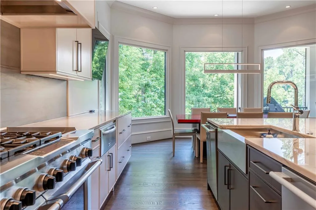 725 Londonberry Road, Sandy Springs, Georgia 30327, 6 Bedrooms Bedrooms, ,7 BathroomsBathrooms,Residential,Sold,725 Londonberry Road,7082320