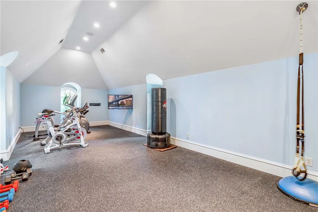 725 Londonberry Road, Sandy Springs, Georgia 30327, 6 Bedrooms Bedrooms, ,7 BathroomsBathrooms,Residential,Sold,725 Londonberry Road,7082320
