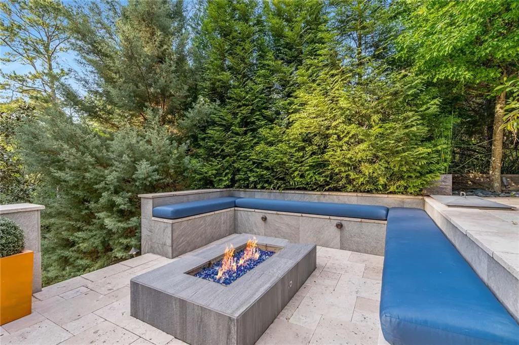 725 Londonberry Road, Sandy Springs, Georgia 30327, 6 Bedrooms Bedrooms, ,7 BathroomsBathrooms,Residential,Sold,725 Londonberry Road,7082320