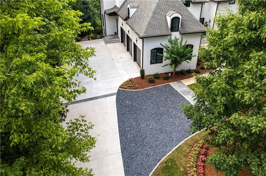 725 Londonberry Road, Sandy Springs, Georgia 30327, 6 Bedrooms Bedrooms, ,7 BathroomsBathrooms,Residential,Sold,725 Londonberry Road,7082320