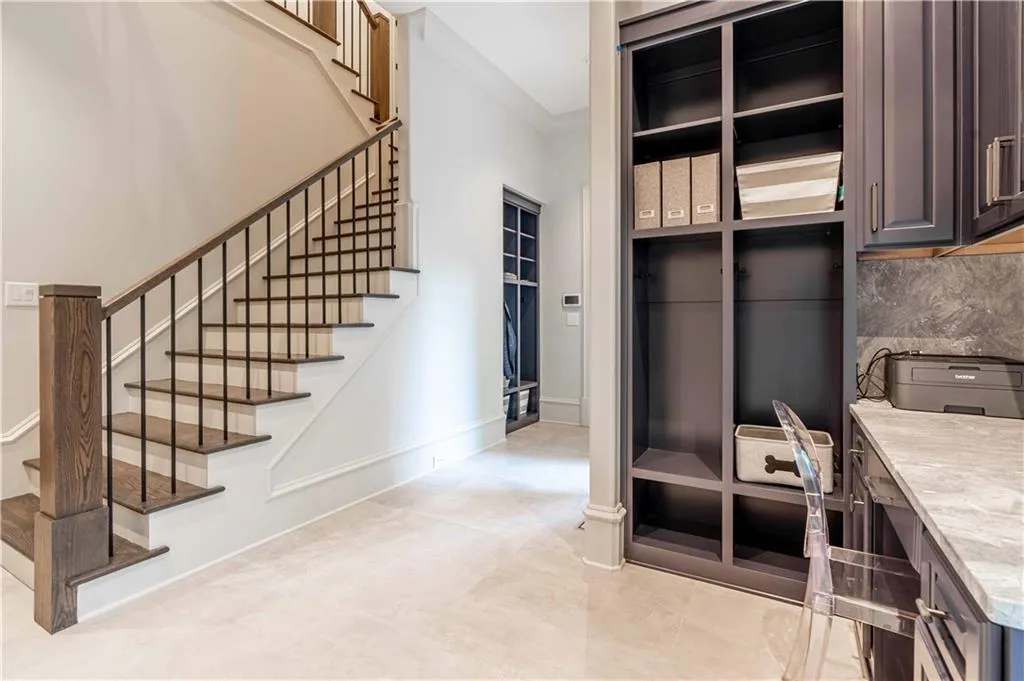 725 Londonberry Road, Sandy Springs, Georgia 30327, 6 Bedrooms Bedrooms, ,7 BathroomsBathrooms,Residential,Sold,725 Londonberry Road,7082320