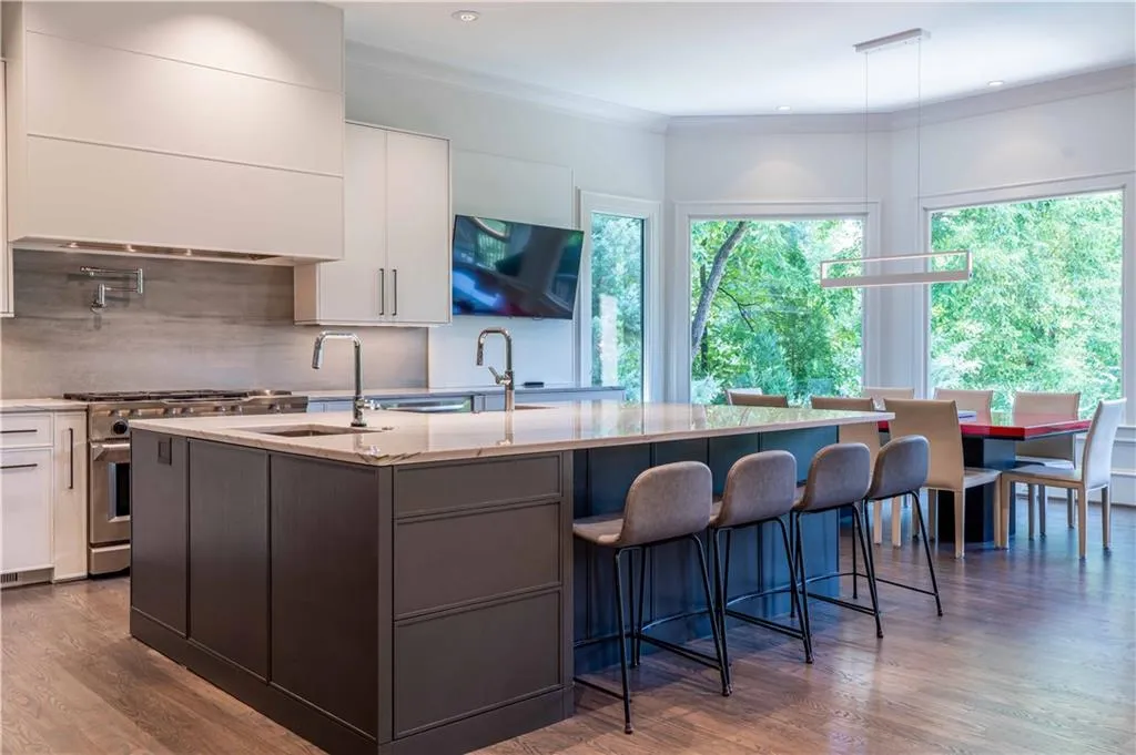 725 Londonberry Road, Sandy Springs, Georgia 30327, 6 Bedrooms Bedrooms, ,7 BathroomsBathrooms,Residential,Sold,725 Londonberry Road,7082320