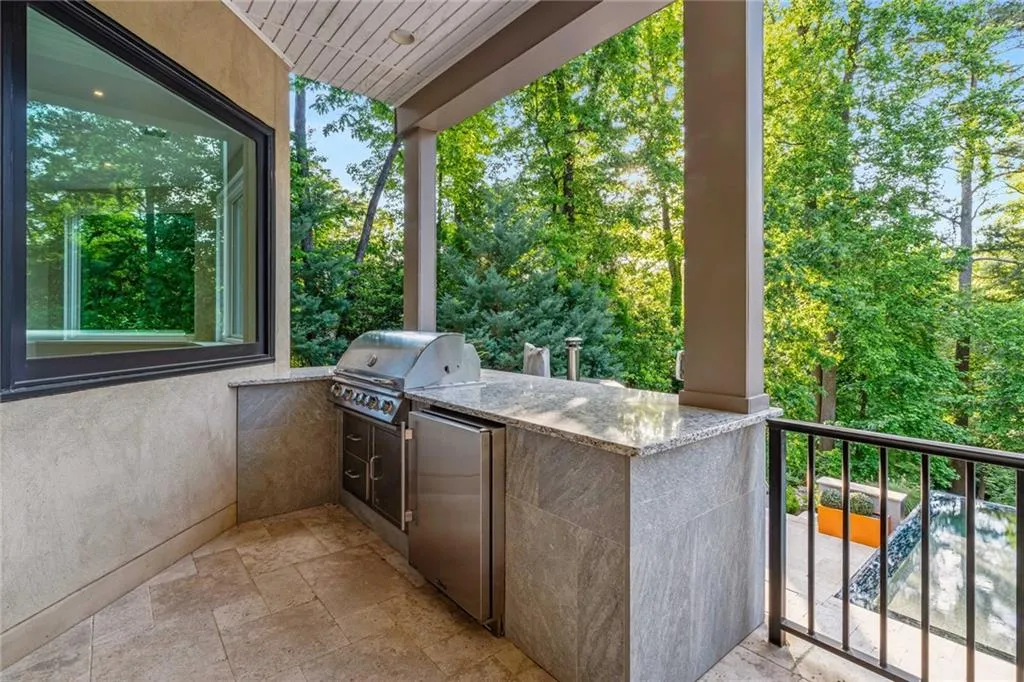 725 Londonberry Road, Sandy Springs, Georgia 30327, 6 Bedrooms Bedrooms, ,7 BathroomsBathrooms,Residential,Sold,725 Londonberry Road,7082320