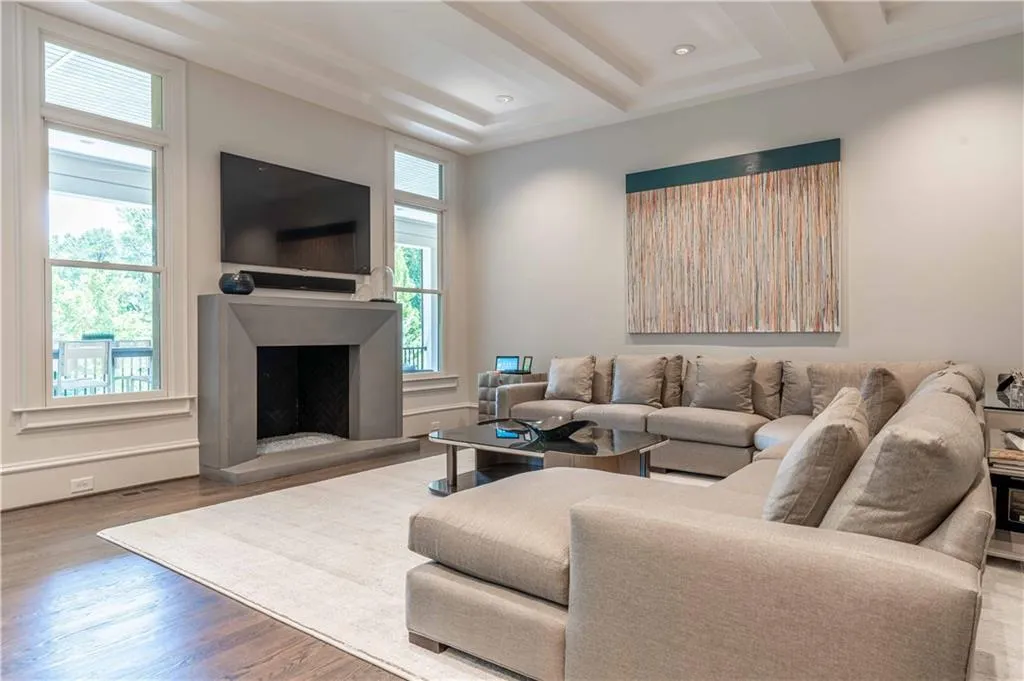 725 Londonberry Road, Sandy Springs, Georgia 30327, 6 Bedrooms Bedrooms, ,7 BathroomsBathrooms,Residential,Sold,725 Londonberry Road,7082320