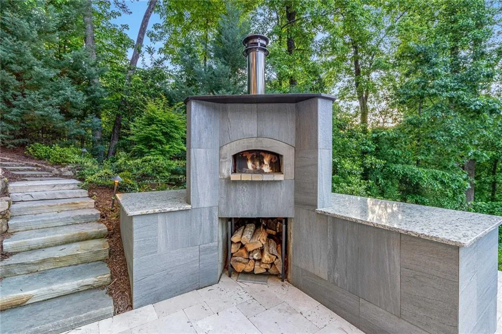 725 Londonberry Road, Sandy Springs, Georgia 30327, 6 Bedrooms Bedrooms, ,7 BathroomsBathrooms,Residential,Sold,725 Londonberry Road,7082320