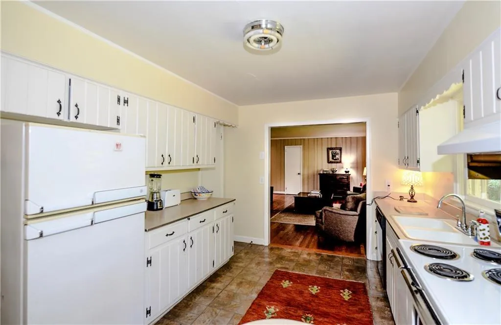 4736 Lake Forrest Drive, Sandy Springs, Georgia 30342, 3 Bedrooms Bedrooms, ,3 BathroomsBathrooms,Residential,Sold,4736 Lake Forrest Drive,5912066