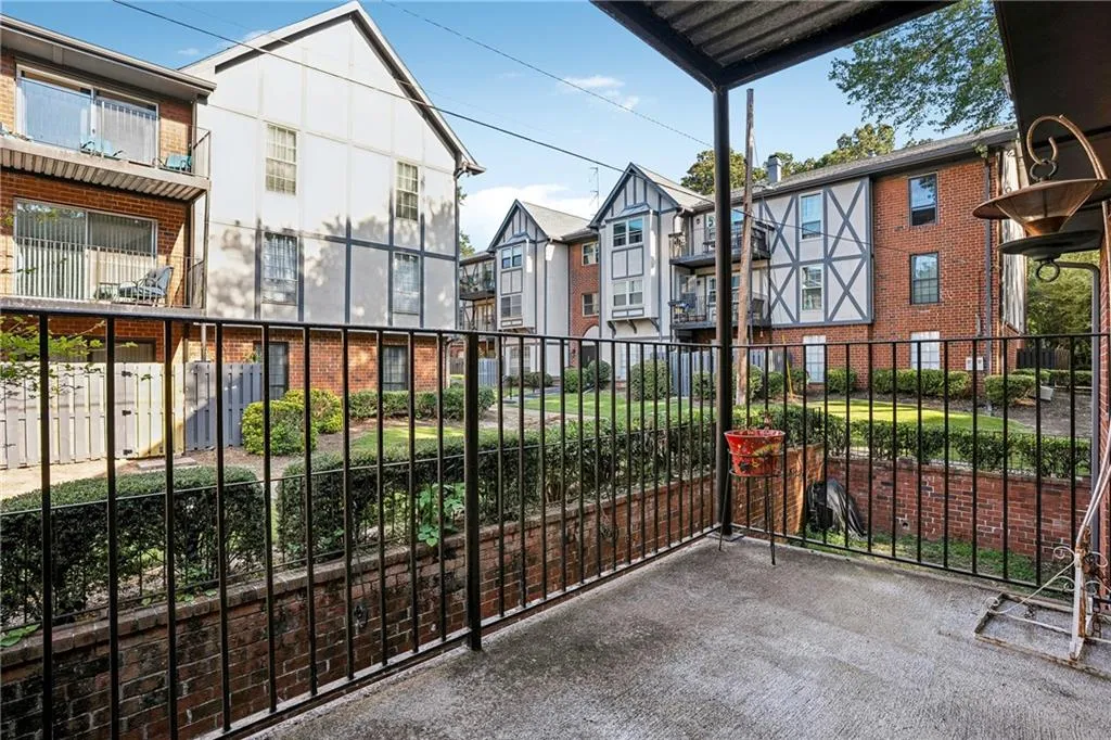 6851 Roswell Road Unit F32, Atlanta, Georgia 30328, 2 Bedrooms Bedrooms, ,2 BathroomsBathrooms,Residential,For Sale,6851 Roswell Road Unit F32,7732310