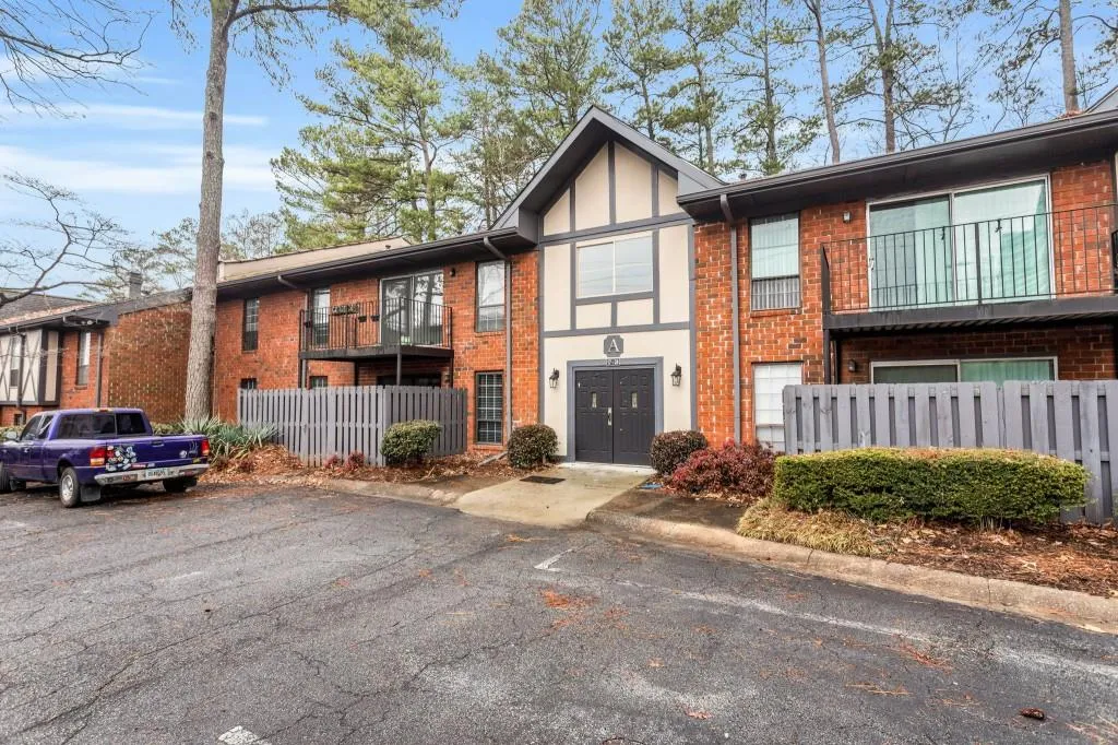6851 Roswell Road Unit A-17, Sandy Springs, Georgia 30328, 2 Bedrooms Bedrooms, ,2 BathroomsBathrooms,Residential,Sold,6851 Roswell Road Unit A-17,7165530