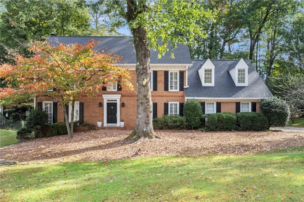 6915 Hunters Knoll, Sandy Springs, Georgia 30328, 4 Bedrooms Bedrooms, ,3 BathroomsBathrooms,Residential,For Sale,6915 Hunters Knoll,7639049