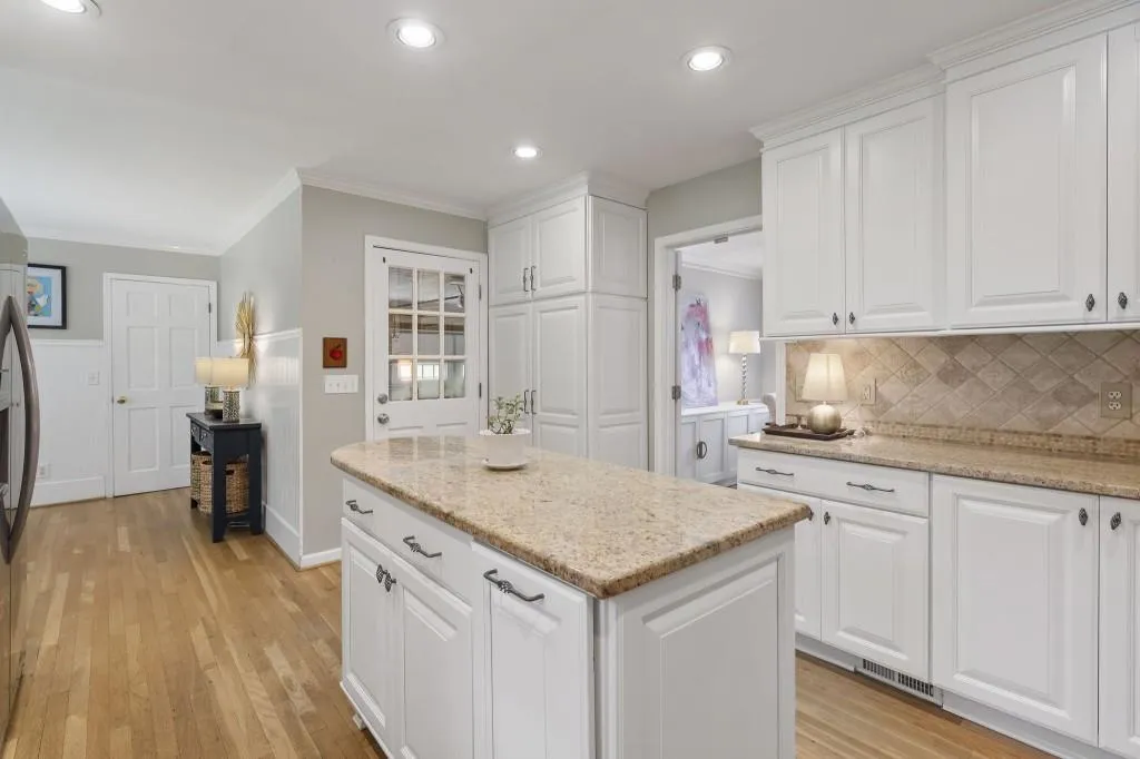 6915 Hunters Knoll, Sandy Springs, Georgia 30328, 4 Bedrooms Bedrooms, ,3 BathroomsBathrooms,Residential,For Sale,6915 Hunters Knoll,7639049