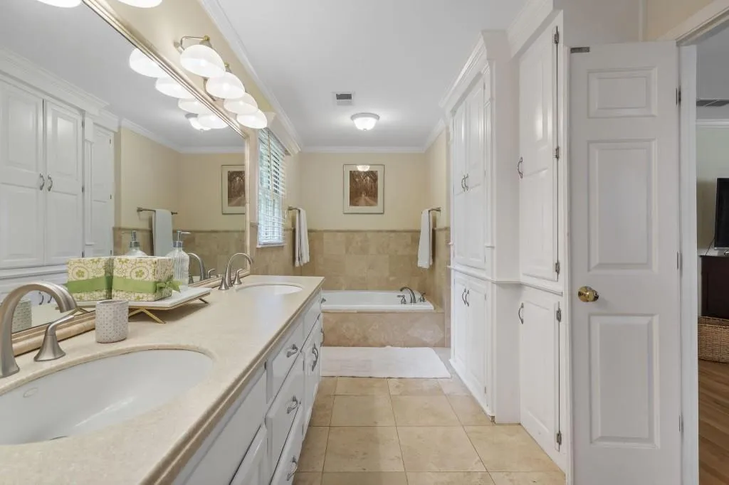 6915 Hunters Knoll, Sandy Springs, Georgia 30328, 4 Bedrooms Bedrooms, ,3 BathroomsBathrooms,Residential,For Sale,6915 Hunters Knoll,7639049